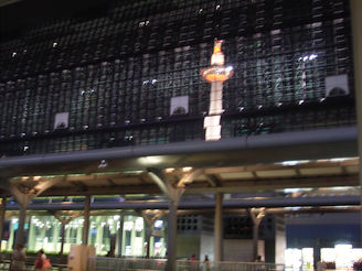 写真-京都駅ビルに映る京都タワー